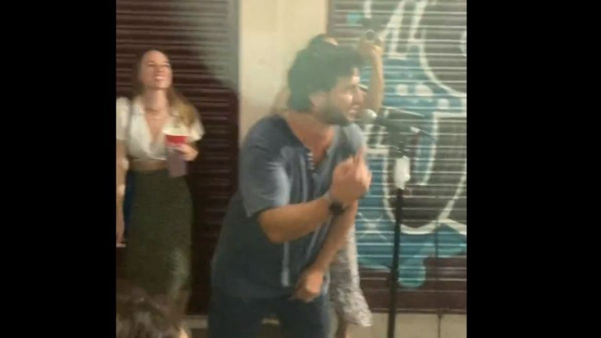 La sorpresa viral de Fran Perea en un karaoke callejero de Madrid