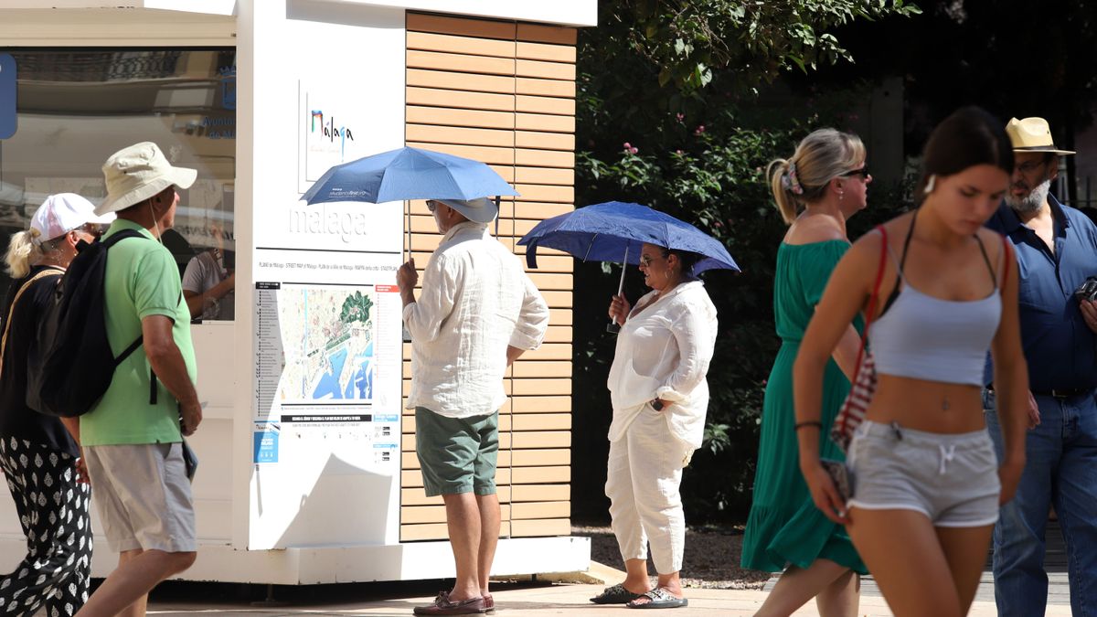 Malagueños y turistas hacen frente a la ola de calor que hoy sufre la ciudad que llegará a los los 40º grados de máxima a 26 julio de 2022 en Málaga, Andalucía.