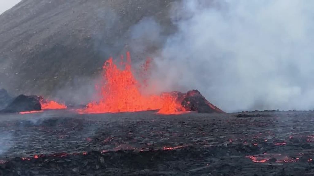 Turistas disfrutan de un picnic muy diferente a las faldas de un volcán activo en Islandia