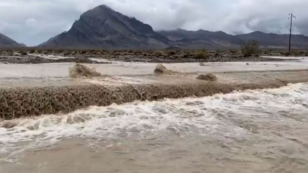Un aguacero en el Valle de la Muerte, California, deja varadas a más de mil personas