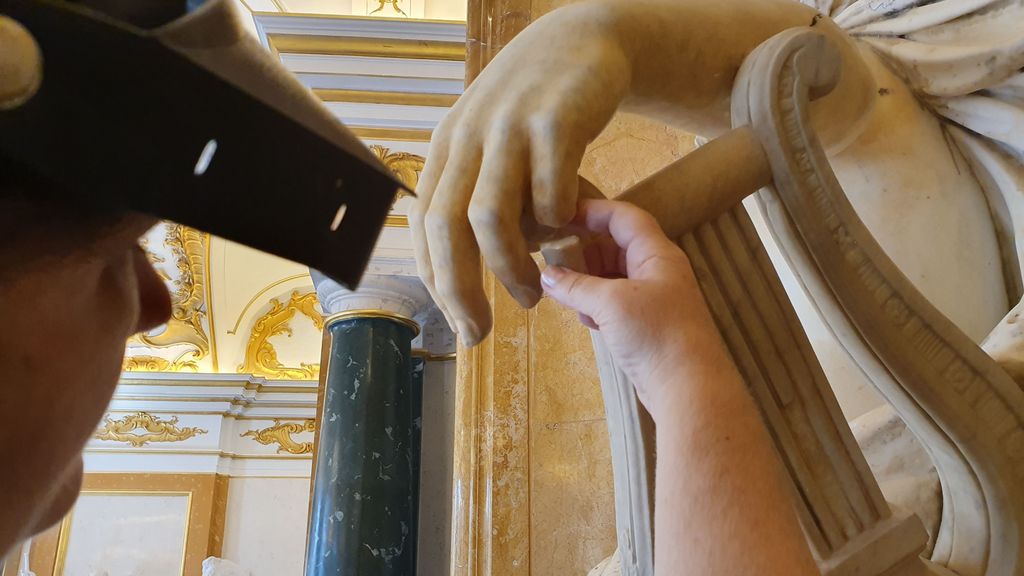 Dedo meñique de la escultura de Apolo en Segovia