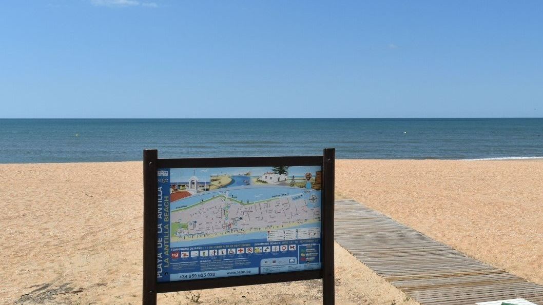 Detenido por la "brutal agresión" a su nieto de siete años en una playa de Huelva: le frenaron los bañistas