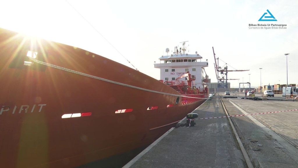 El buque que transportará agua a Urdaibai está en Santurtzi