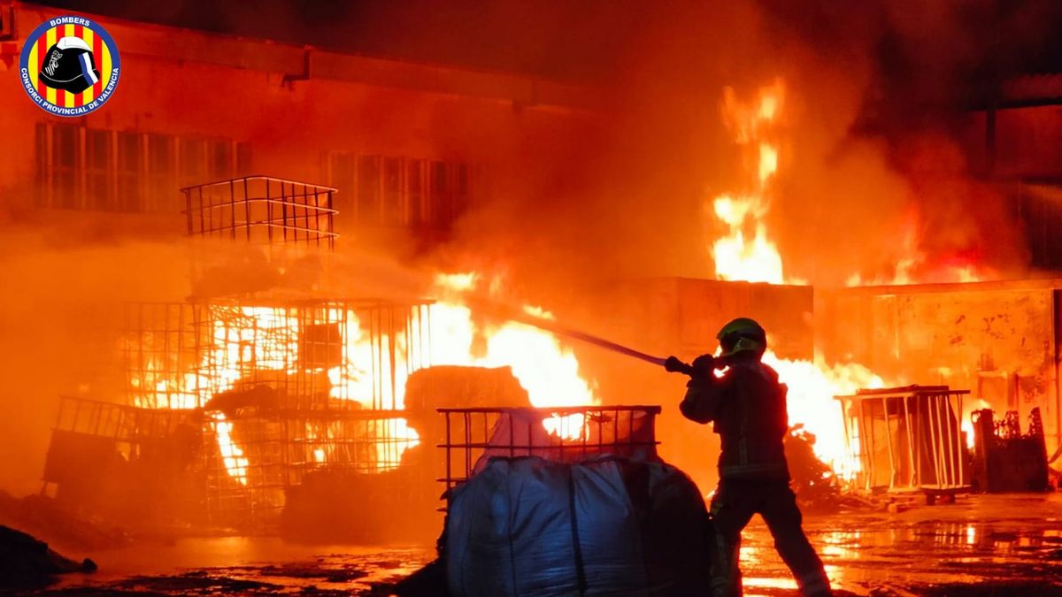 El incendio de varios contenedores con residuos plásticos provoca una gran humareda en Torrent El incendio de varios contenedores con residuos plásticos provoca una gran humareda en Torrent