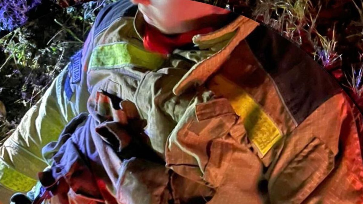 El joven vestido de bombero El joven vestido de bombero
