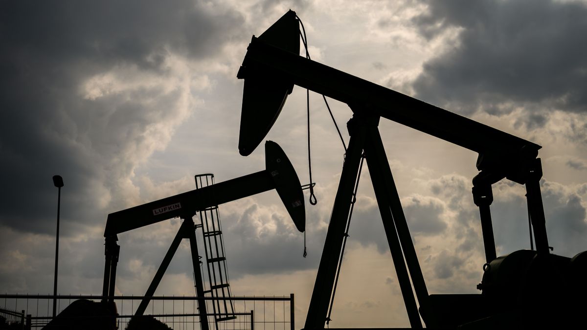 La OPEP ha acordado incrementar la producción en 100.000 barriles diaros