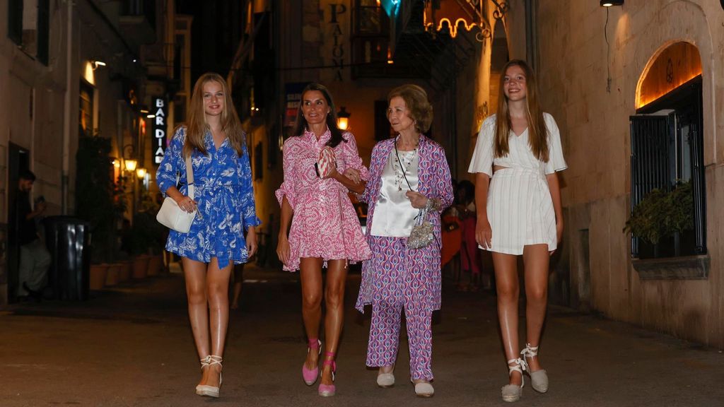 Las reinas Letizia y Sofía, radiantes junto a la infanta y la princesa, eclipsan la noche de Mallorca (Agosto 2022)