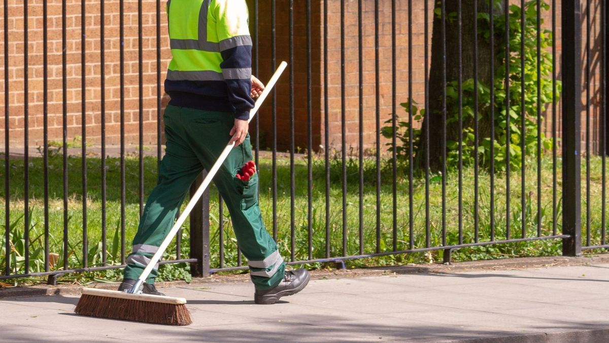 Muere un trabajador de limpieza de 46 años en Granada: podría haber sufrido un golpe de calor
