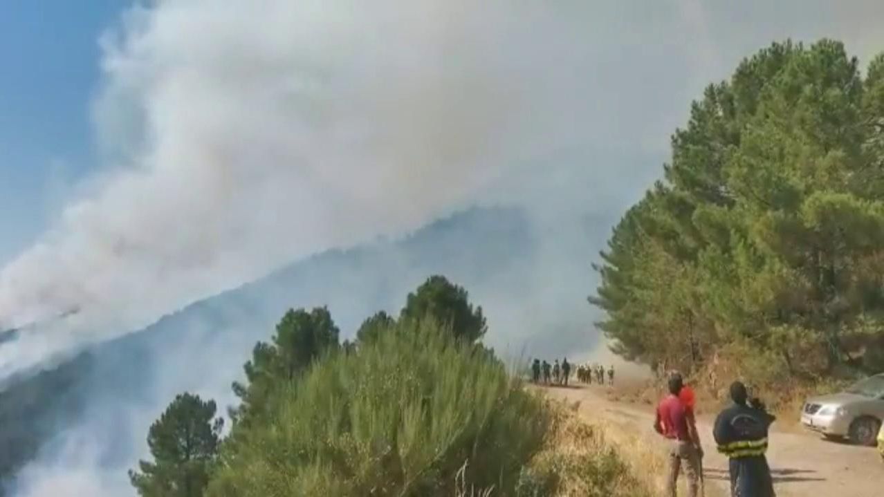 Preocupación por el fuego en Santa Cruz del Valle, Ávila: sigue avanzando fuera de control