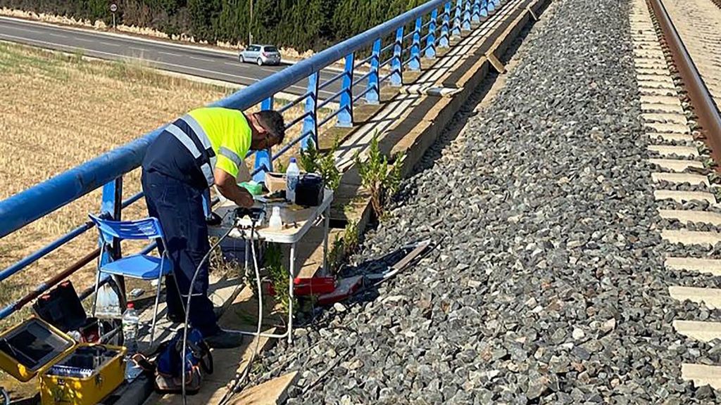 Un técnico revisa el cableado de la línea de alta velocidad de Renfe