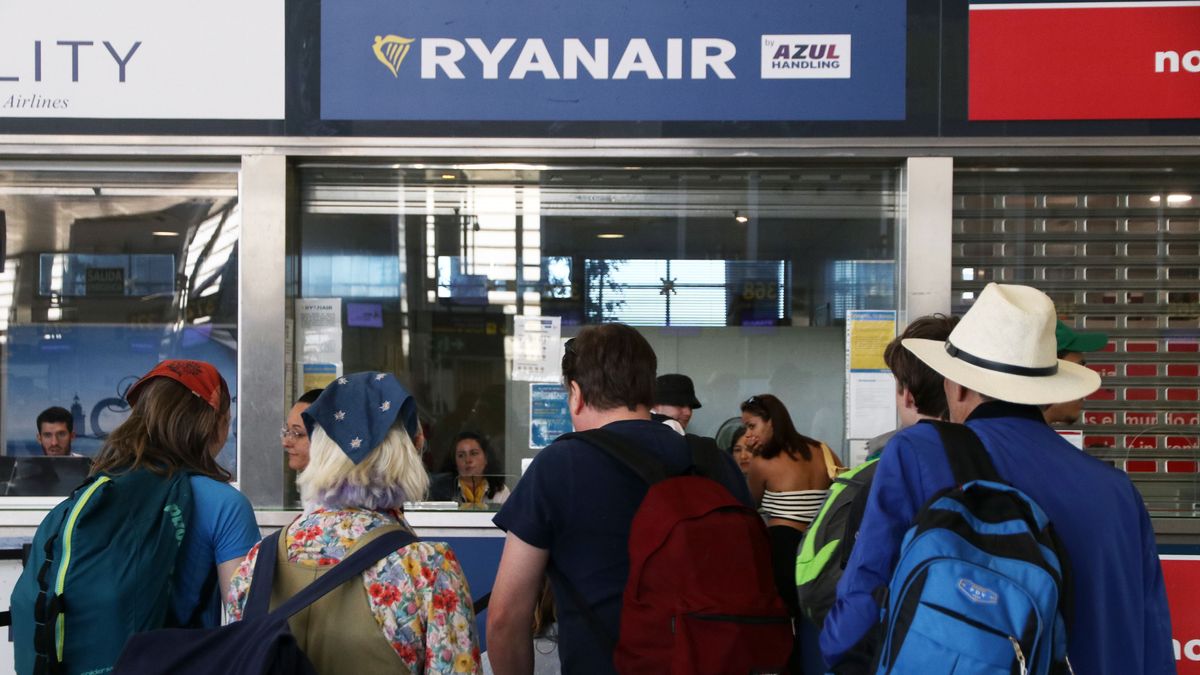 Varias personas frente a las ventanillas de la compañía aérea Ryanair en el aeropuerto Costa del Sol en la capital, a 1 de julio de 2022 en Málaga (Andalucía, España)
