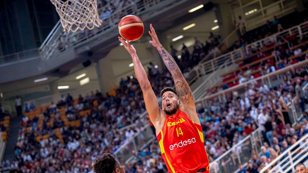 España firma dos minutos para el olvido: cuatro pérdidas y alley oop de Anteto