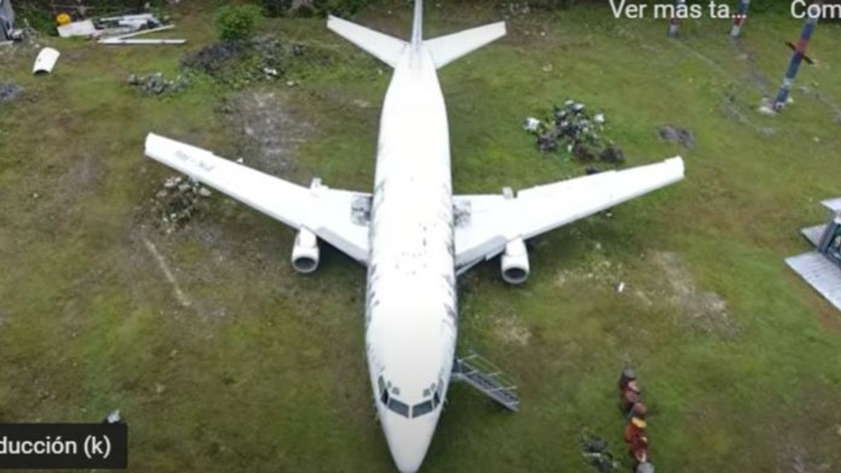 Aparece un misterioso avión en medio de la nada Aparece un misterioso avión en medio de la nada