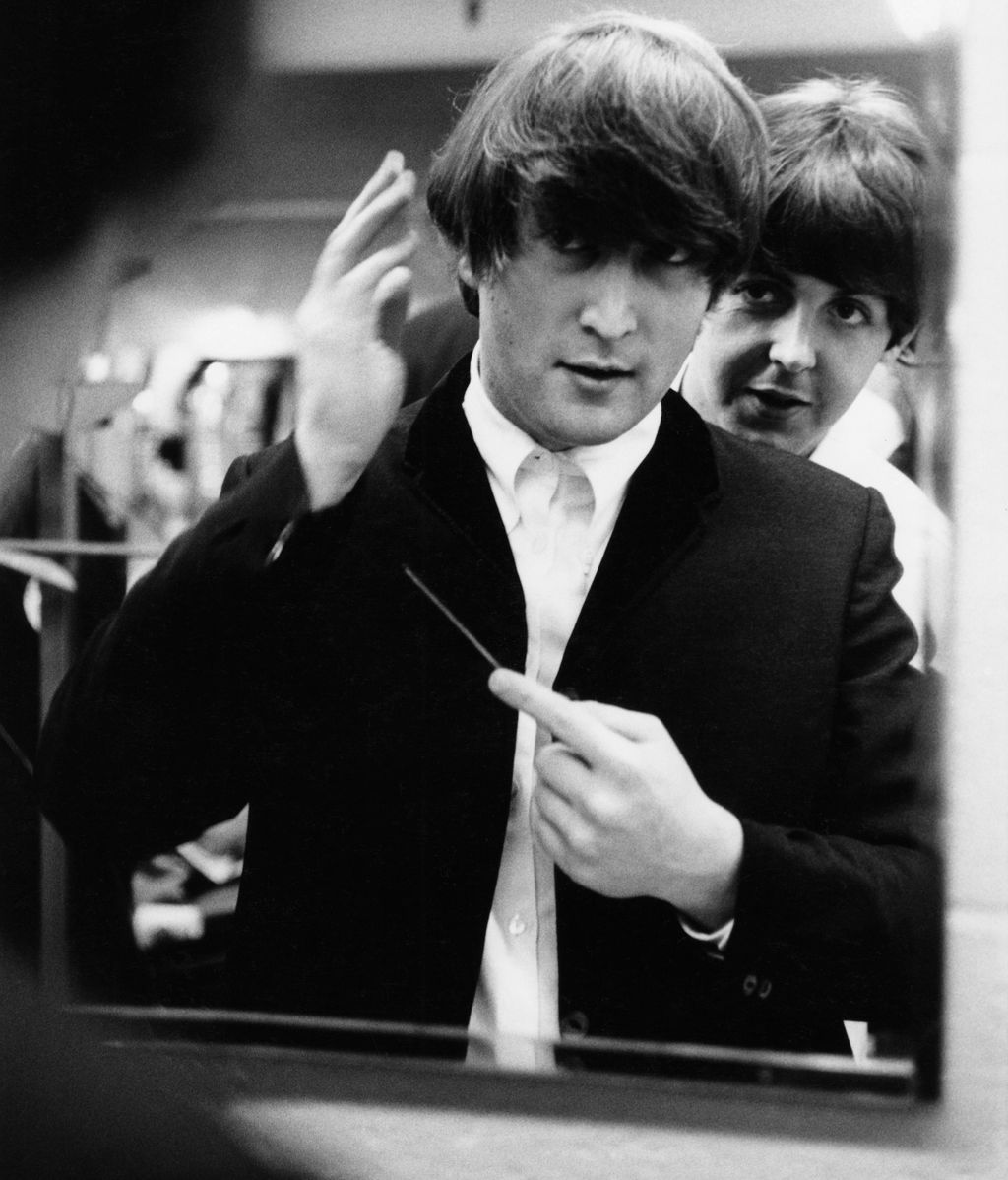 John Lennon junto a Paul McCartney