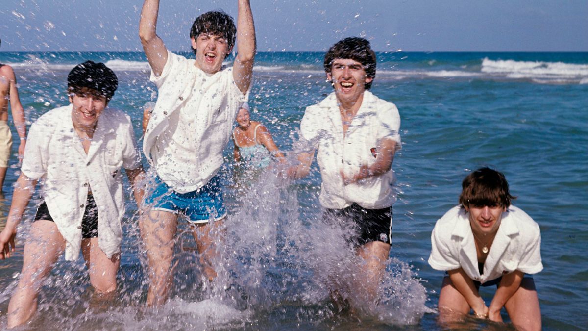 John Lennon, Paul McCartney, George Harrison y Ringo Starr en la playa, en 1964