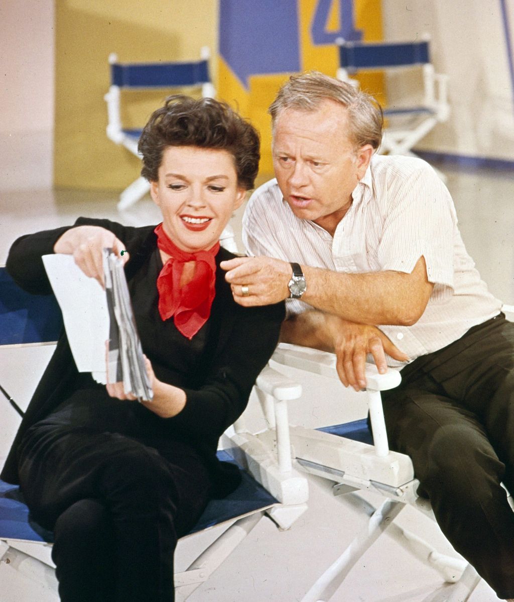 Judy Garland y Mickey Rooney estudiando el guion del programa de la CBS "The Judy Garland Show" , en 1963.