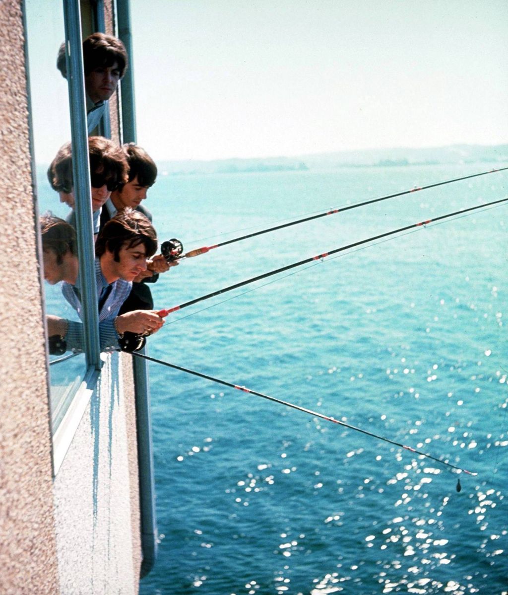 Los Beatles pescando en verano