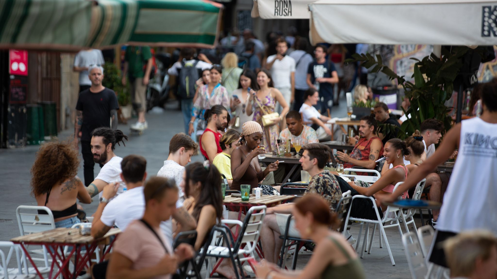 Los españoles gastan cuatro veces más en bares que en el mantenimiento del coche tras la pandemia