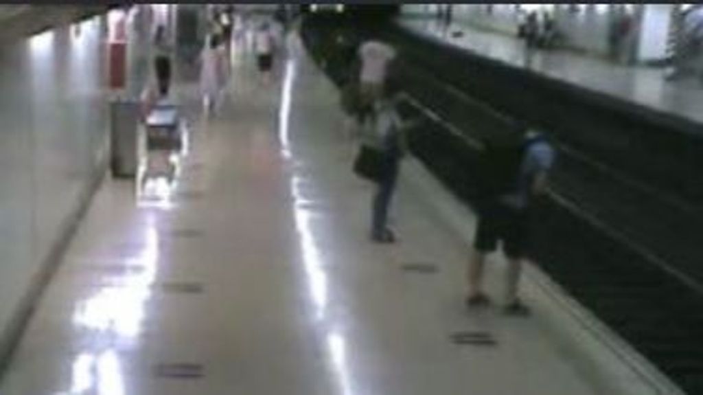 Un policía fuera de servicio salva a un hombre de ser arrollado por el metro en Madrid
