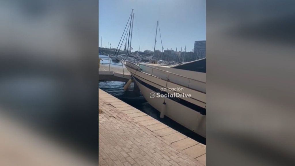 Un barco fuera de control ha chocado contra un puente en el puerto de Alicante