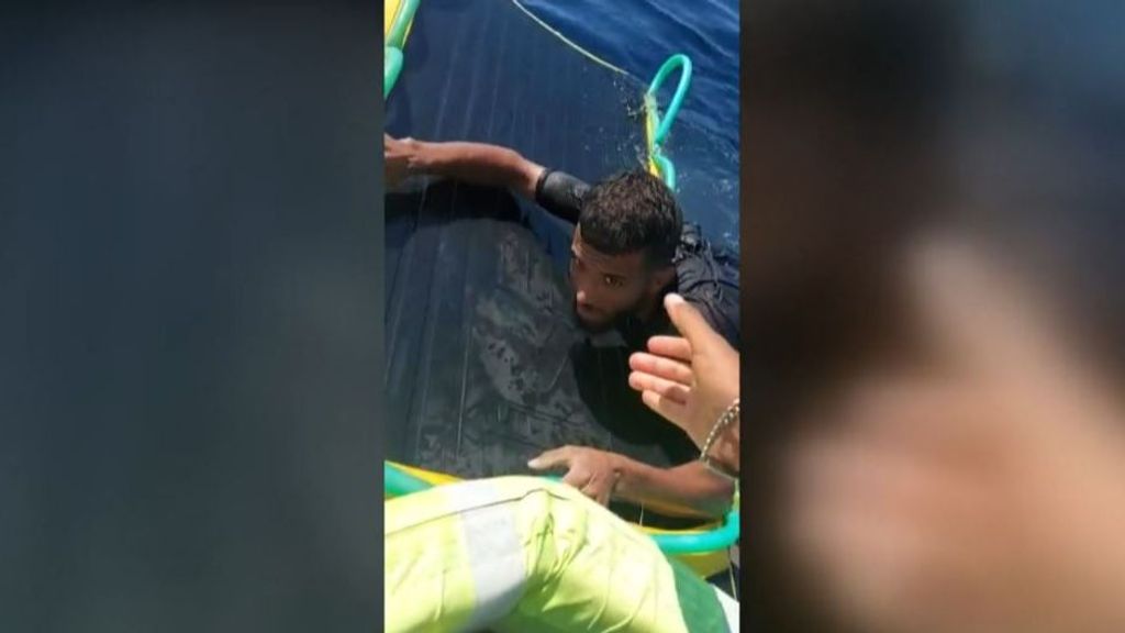 Rescatan a un joven inmigrante a la deriva cuando intentaba cruzar el Estrecho con un flotador