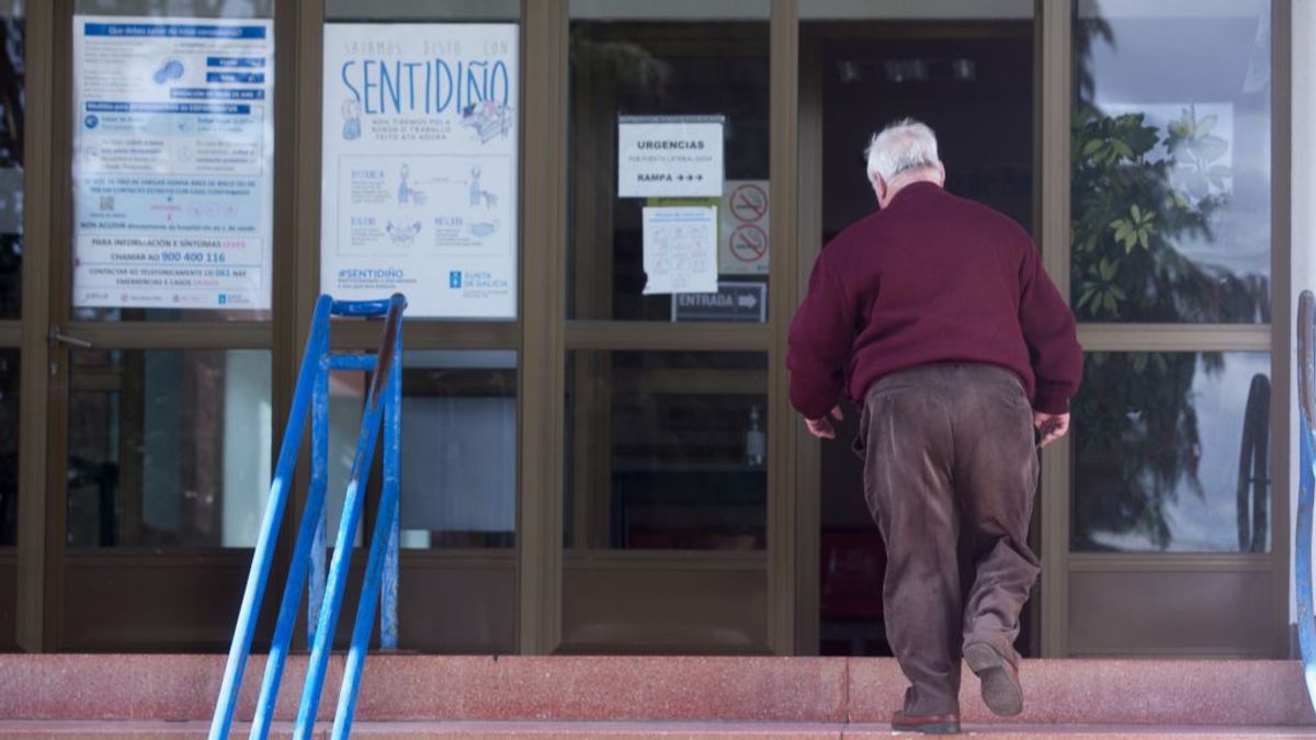 Un hombre entrando en un centro de salud. Un hombre entrando en un centro de salud.