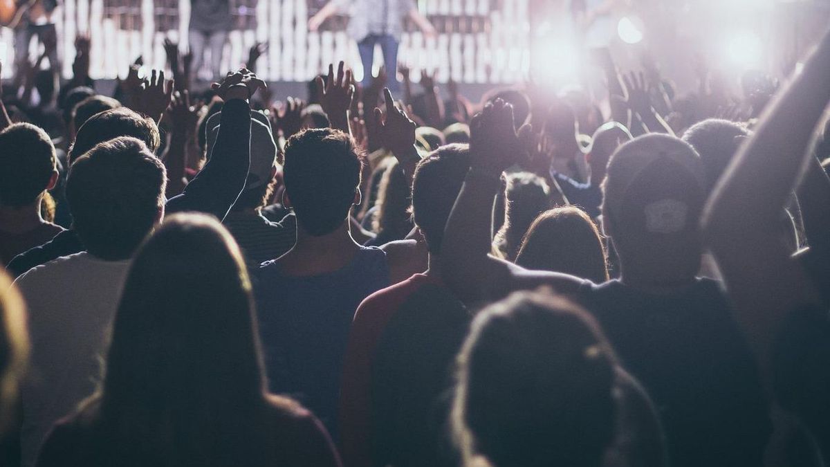 Un joven sale de fiesta con amigos y se despierta dentro de un ataúd