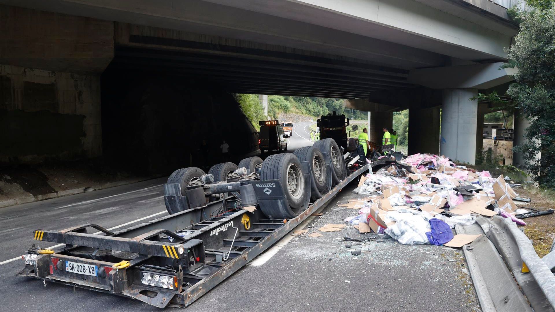 Un muerto y un herido tras caer un camión desde la AP-8 a la N-634 en Elgoibar, Guipúzcoa (Agosto 2022)