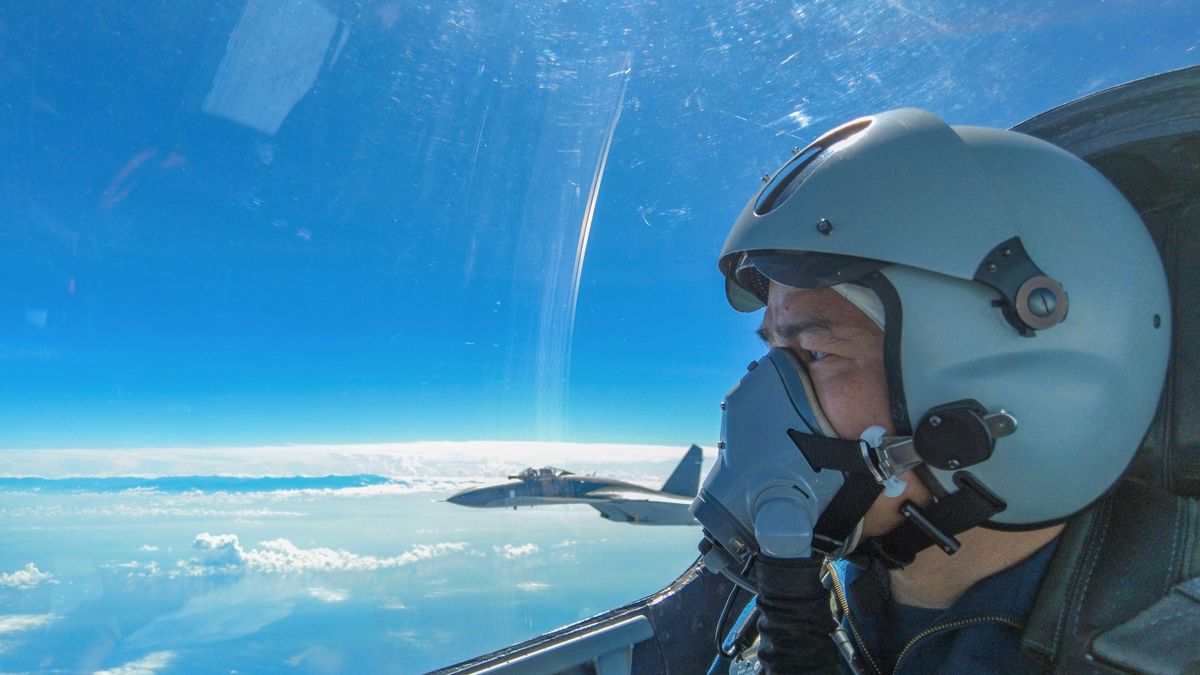 Un piloto participa en las maniobras militares del Ejército chino junto a Taiwán Un piloto participa en las maniobras militares del Ejército chino junto a Taiwán