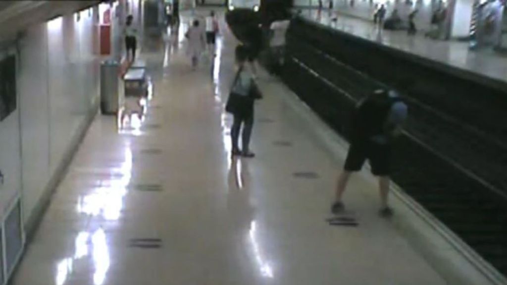 Un policía fuera de servicio salva in extremis a un hombre de ser arrollado por un tren de Metro de Madrid (Agosto 2022)