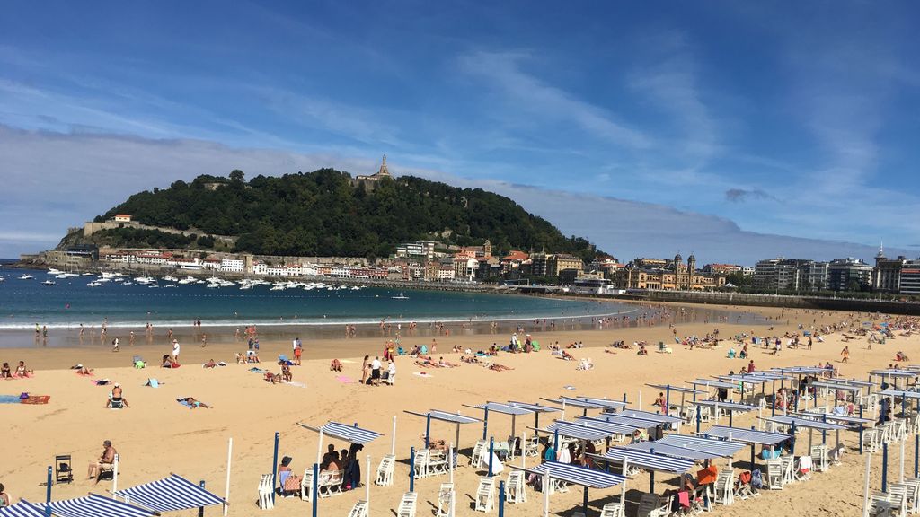 Una joven pasa más de cinco horas 'haciendo el muerto' en el mar esperando a ser rescatada en San Sebastián