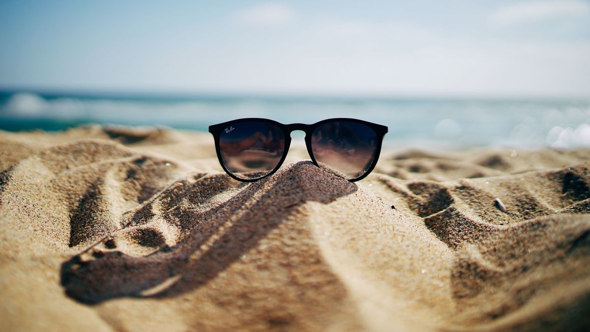 Unas gafas de sol en la playa