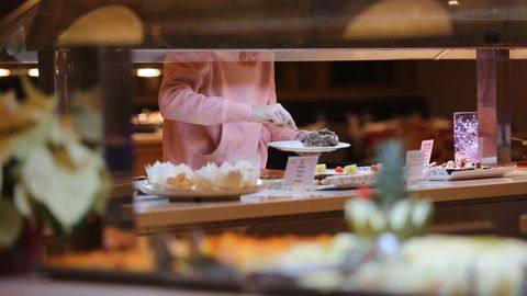 El buffet libre de los hoteles, a debate: ¿se desperdicia demasiada comida?  - NIUS