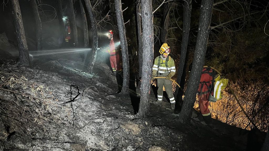 El incendio de Santa Cruz del Valle, en Ávila, perimetrado tras quemar un millar de hectáreas