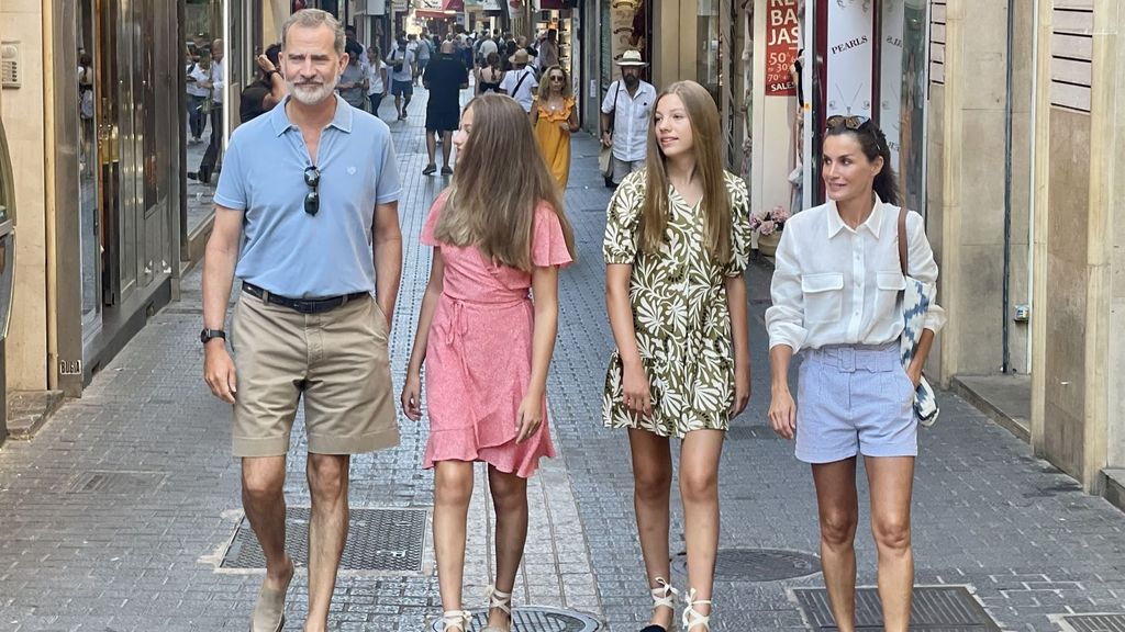 Los reyes y sus hijas pasean tranquilamente por el centro histórico de Palma