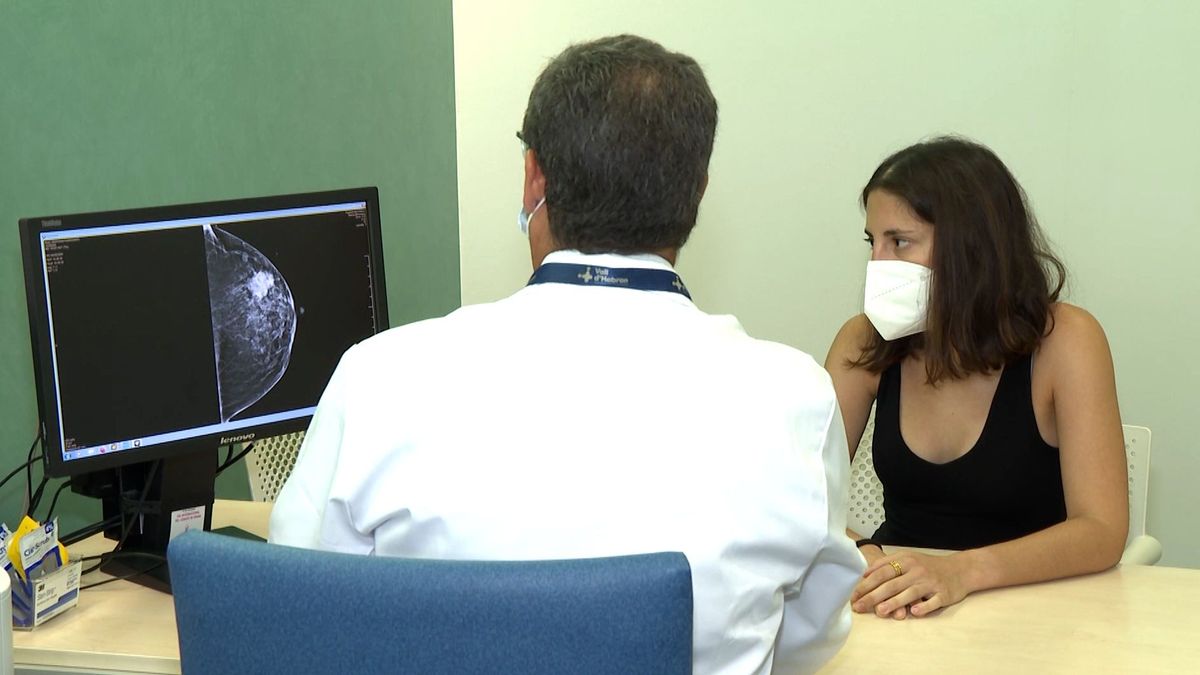 Marta en una visita con el oncólogo Marta en una visita con el oncólogo