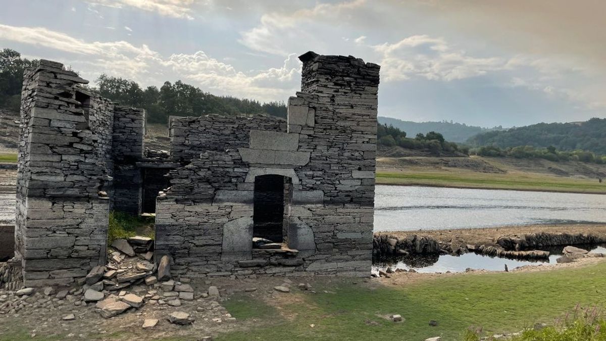 Ruinas del antiguo pueblo de Portomarín emergen debido a la sequía