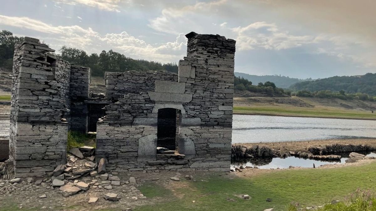 Ruinas del antiguo pueblo de Portomarín emergen debido a la sequía Ruinas del antiguo pueblo de Portomarín emergen debido a la sequía