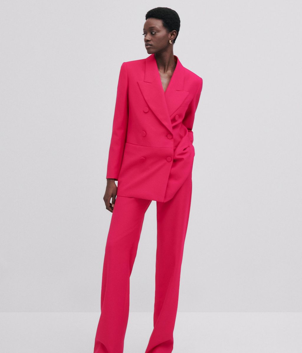 Traje fucsia de Massimo Dutti