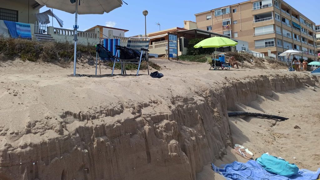 Un enorme escalón de arena crea una playa de dos plantas en Tavernes de la Valldigna