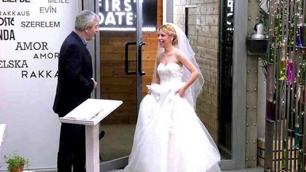 Un soltera vestida de novia en 'First Dates'