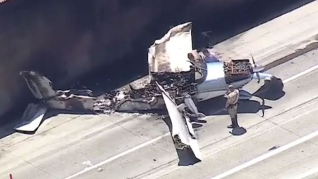 Una avioneta se estrella contra un camión en una autopista de California