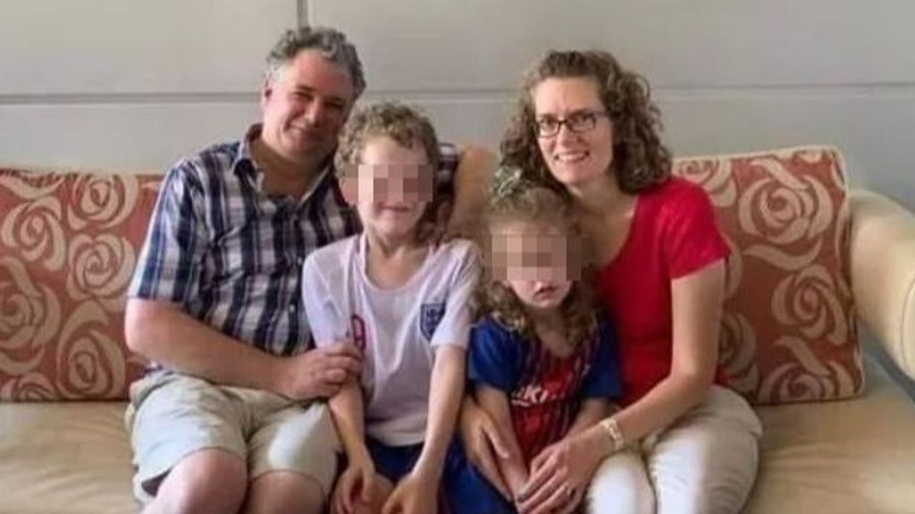 Una madre de 46 años muere en pleno vuelo y su familia viaja ocho horas junto al cuerpo