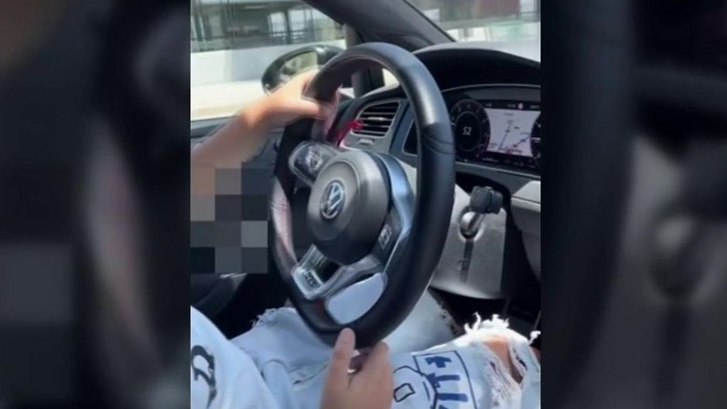 Una mujer de Sevilla graba a su hijo de 12 años conduciendo y lo sube a TikTok