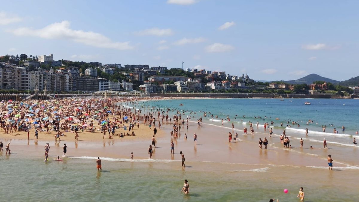 Bañistas en la playa de La Concha en Donostia Bañistas en la playa de La Concha en Donostia