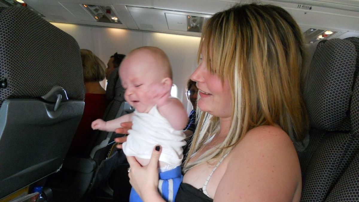 Bebé en un avión con su madre