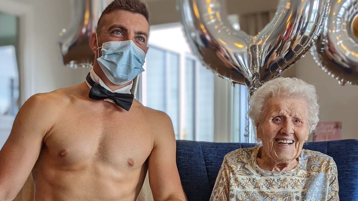 Celebra sus 106 años con un stripper