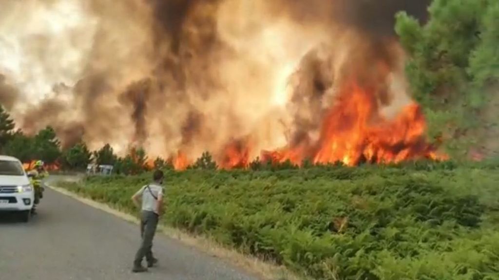 El incendio declarado en la Sierra de Gata obliga al desalojo de Torre de Don Miguel, en Cáceres