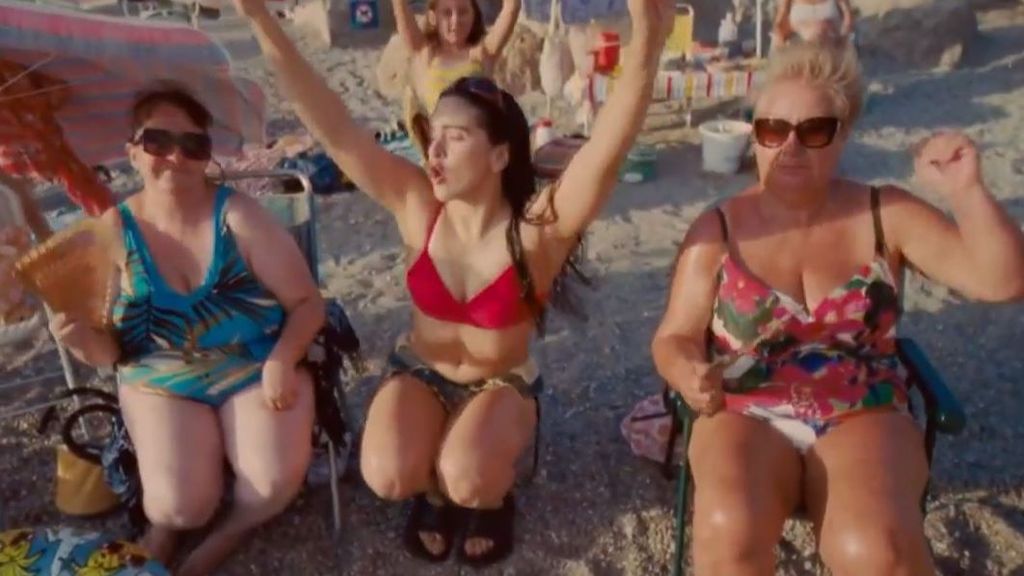 El nuevo tema de Rosalía hace bailar a los bañistas en una playa de Mallorca