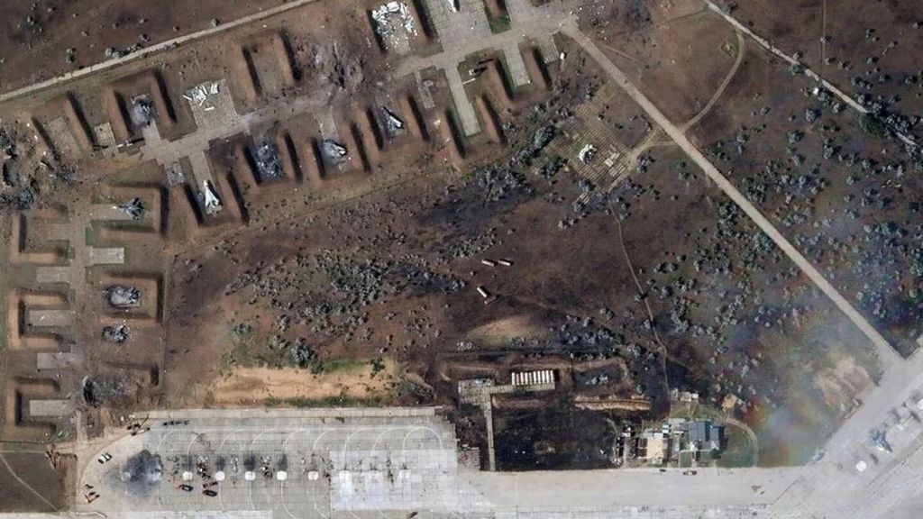 Una foto satelital revela varios cazabombarderos rusos destruidos por un ataque de Ucrania a Crimea